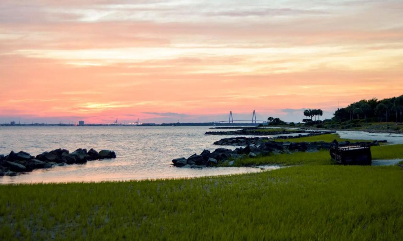 ☆Live On The Water! Lake Palmetto Palm W/ Patio - 10Min To Downtown & Beaches☆ チャールストン エクステリア 写真